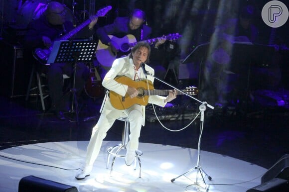Roberto Carlos canta com violão