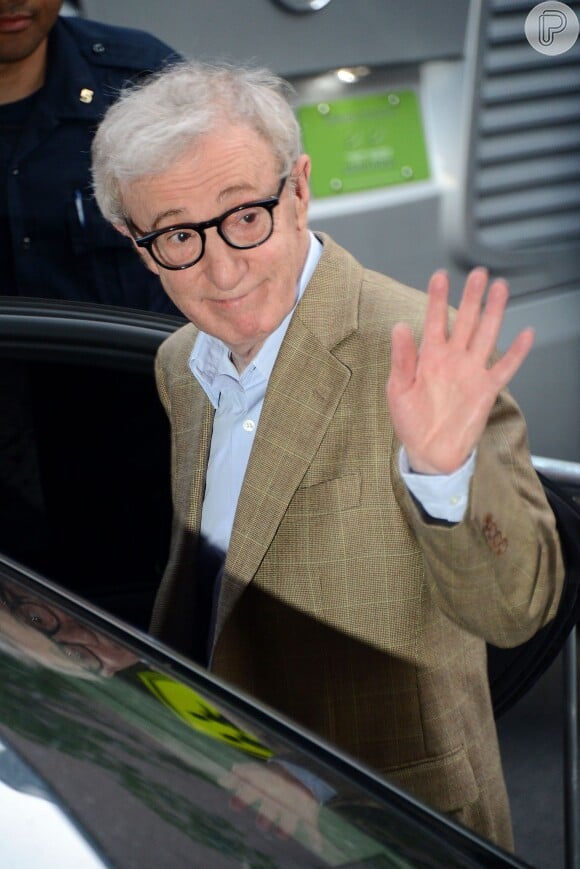 Woody Allen acusou a mãe adotiva da jovem, sua ex-companheira Mia Farrow, de ter influenciado a filha