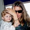 Gisele Bündchen e sua filha, Vivian Lake, embarcaram no aeroporto de Los Angeles nesta segunda-feira