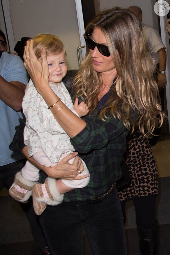 Gisele Bündchen e Vivian Lake embarcaram no aeroporto de Los Angeles nesta segunda-feira, 10 de fevereiro de 2014