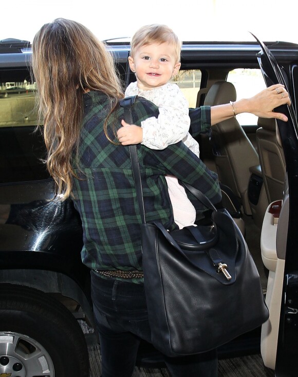 Gisele Bündchen embarcou no aeroporto de Los Angeles nesta segunda-feira, 10 de fevereiro de 2014, acompanhado de sua filha, Vivian Lake, de 1 ano e dois meses