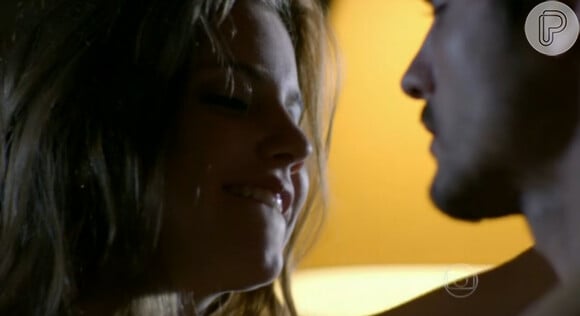 Alice Wegmann aparece sedutora em cena de amor com Guilherme Leicam na novela 'Em Família'