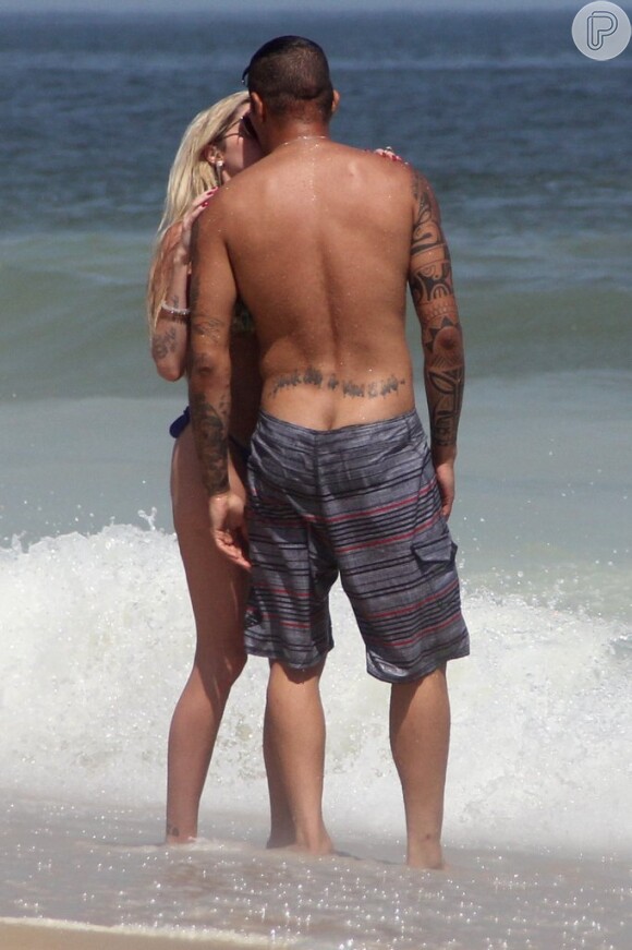 Bárbara Evans trocou beijos com o novo namorado na praia de Ipanema, Zona Sul do Rio