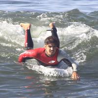 Caio Castro mostra habilidade no mar em dia de surfe no Rio de Janeiro