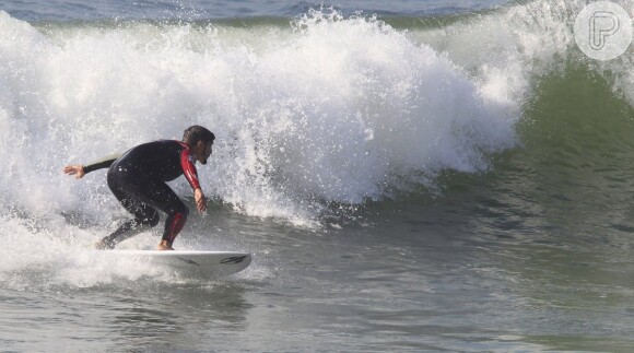 Caio Castro mostrou que tem habilidade para o surfe