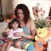 Juliana (Vanessa Gerbelli) faz de tudo para se tornar mãe de Bia (Bruna Faria), até mesmo desligar os aparelhos que mantém Gorete (Carol Macedo), a mãe biológica, viva na novela 'Em Família', em 18 de fevereiro de 2014