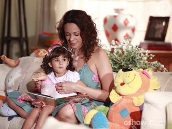 Juliana (Vanessa Gerbelli) faz de tudo para se tornar mãe de Bia (Bruna Faria), até mesmo desligar os aparelhos que mantém Gorete (Carol Macedo), a mãe biológica, viva na novela 'Em Família', em 18 de fevereiro de 2014