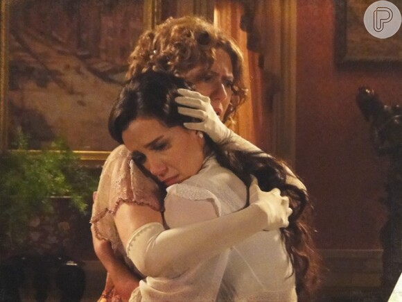 Constância (Patricia Pillar) oferece seu colo e mãe a Laura (Marjorie Estiano) em 'Lado a Lado', em 11 de janeiro de 2013
