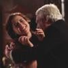 Laura (Marjorie Estiano) é atacada pelo senador Laranjeiras (Dudu Sandroni) depois de ter se recusado a ter um caso com ele em 'Lado a Lado'