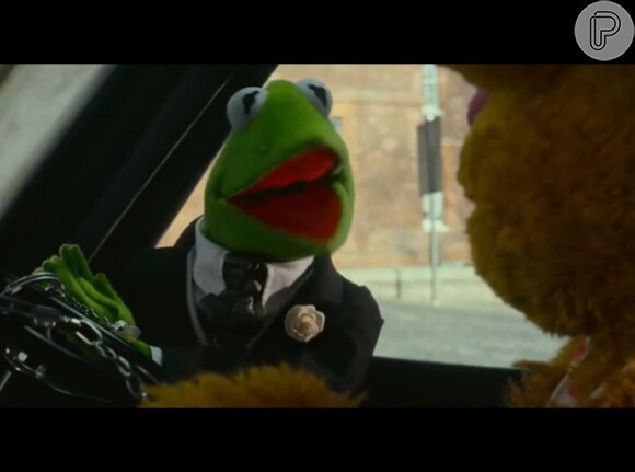 Sapo vestido para o casamento com Mis Piggy no filme 'Muppets 2 - Procurados e Amados'