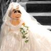 Miss Piggy usará vestido assinado pela estilista britânica Vivienne Westwood no filme 'Muppets 2 - Procurados e Amados', que estreia dia 16 de maio no Brasil