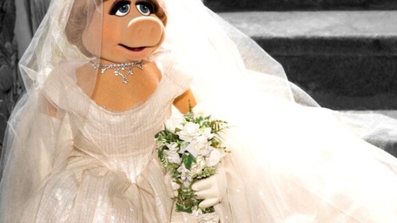 Vestido de noiva de Miss Piggy em 'Muppets 2' é assinado por Vivienne Westwood