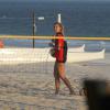 Sasha é fotografada treinando vôlei na praia
