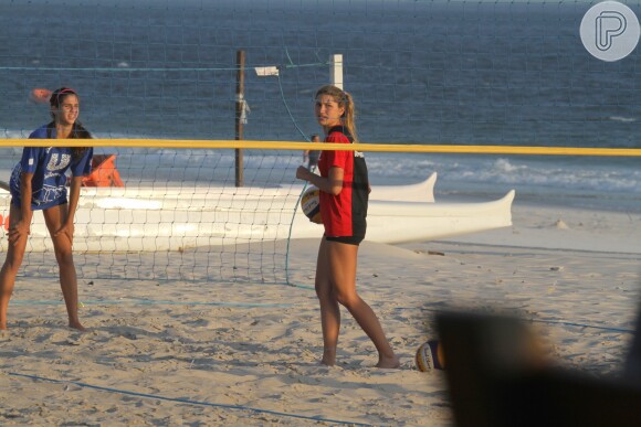 Sasha é fotografada treinando vôlei na praia