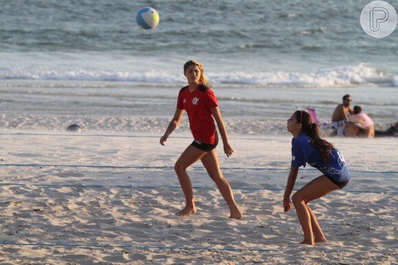 Sasha é flagrada jogando vôlei na praia da Barra da Tijuca, no Rio