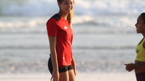 Com shortinho e sorridente, Sasha treina vôlei em praia do Rio de Janeiro