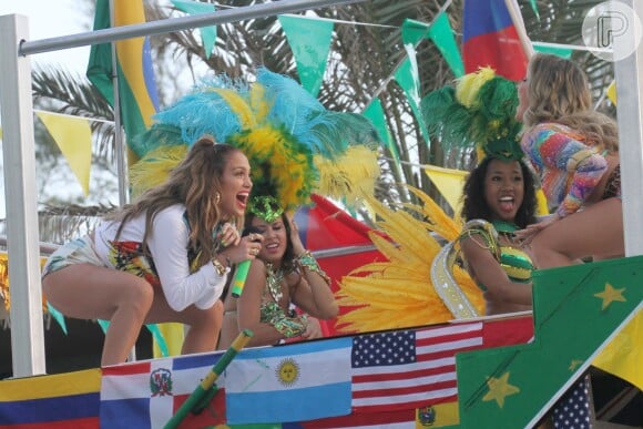 Jennifer Lopez e Claudia Leitte descem até o chão ao lado de passistas de escola de samba
