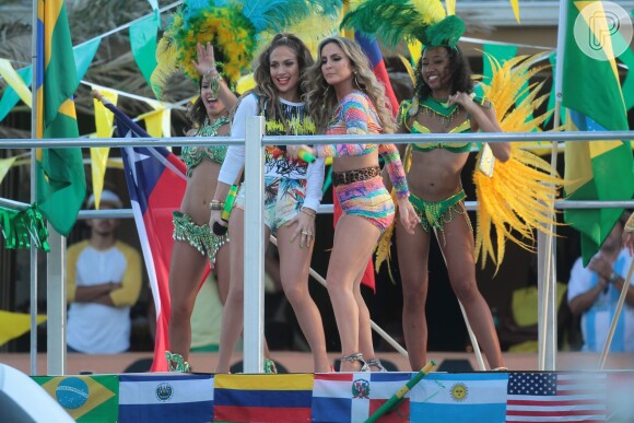 Jennifer Lopez e Claudia Leitte cantam, de shortinho, durante gravação do clibe 'We Are One', trilha da Copa do Mundo 2014, em 12 de fevereiro de 2014