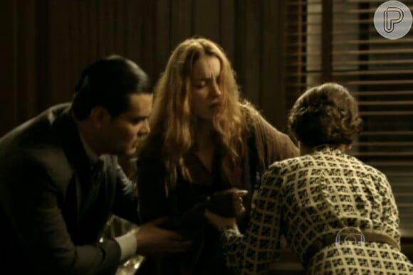 Pilar (Silvia Salgado) ajuda Manfred (Carmo Dalla Vecchia) a manipular Silvia (Nathalia Dill), em 'Joia Rara'