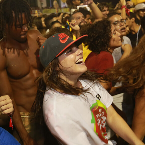 Alice Wegmann estava em camarote, mas deixou a área Vip para curtir show da banda BaianaSystem