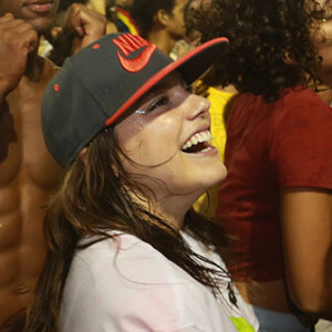 Fora dos camarotes, Alice Wegmann se divertiu entre os outros foliões