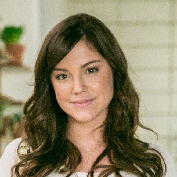 Alice Wegmann contou levar uma vida normal mesmo estando no elenco da novela das nove: 'Pego ônibus para a faculdade'