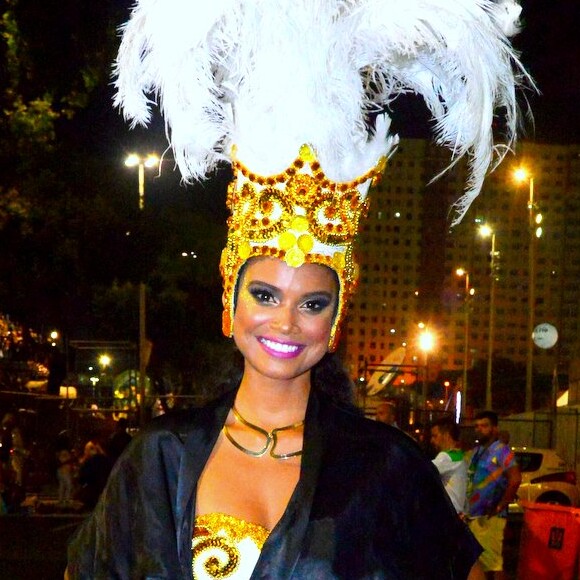 Aline Dias era destaque do carro alegórico que desabou na Sapucaí e feriu cerca de 20 pessoas, na madrugada de terça-feira, 28 de fevereiro de 2017