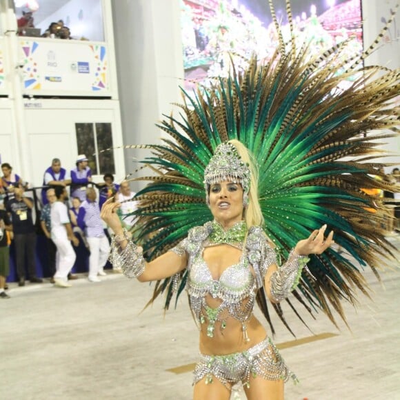 'Vamos comemorar demais no desfile das Campeãs!! Somos campeões!!'