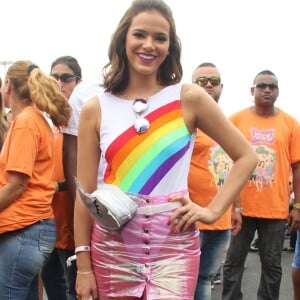 A atriz apostou em uma saia transparente para cair na folia