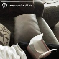 Bruna Marquezine se diverte ao filmar o namorado, Neymar: 'Quer macarones?