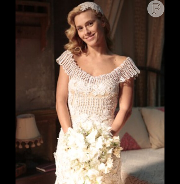Iolanda (Carolina Dieckmann) se veste de noiva para se casar com Mundo (Domingos Montagner), em 'Joia Rara', em 18 de fevereiro de 2014