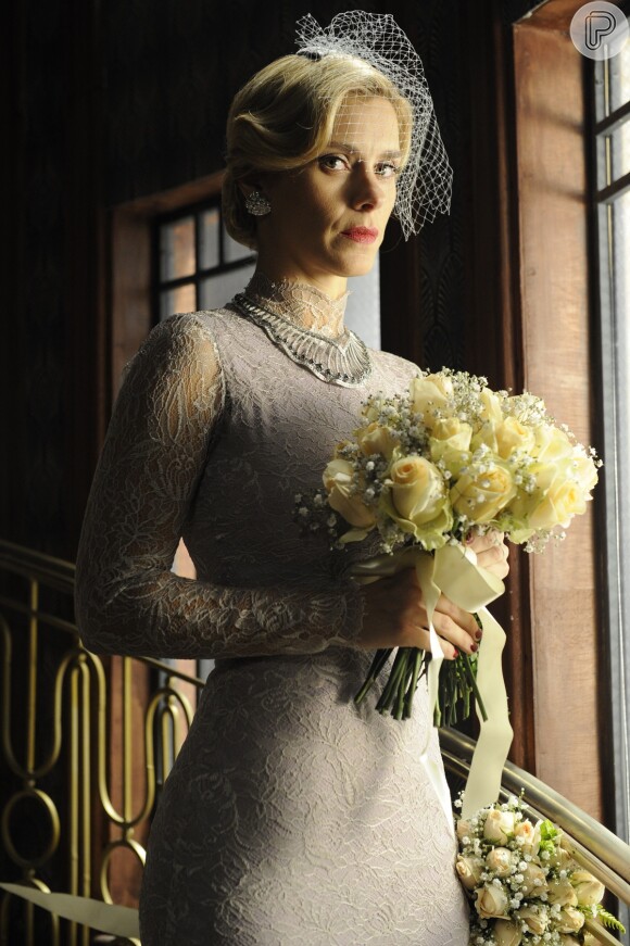 Iolanda (Carolina Dieckmann) já se vestiu de noiva no início de 'Joia Rara', quando se casou com Ernest (José de Abreu), obrigada