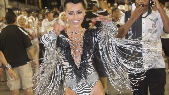 Carnaval 2014: Sabrina Sato samba com maiô decotado em ensaio da Gaviões da Fiel