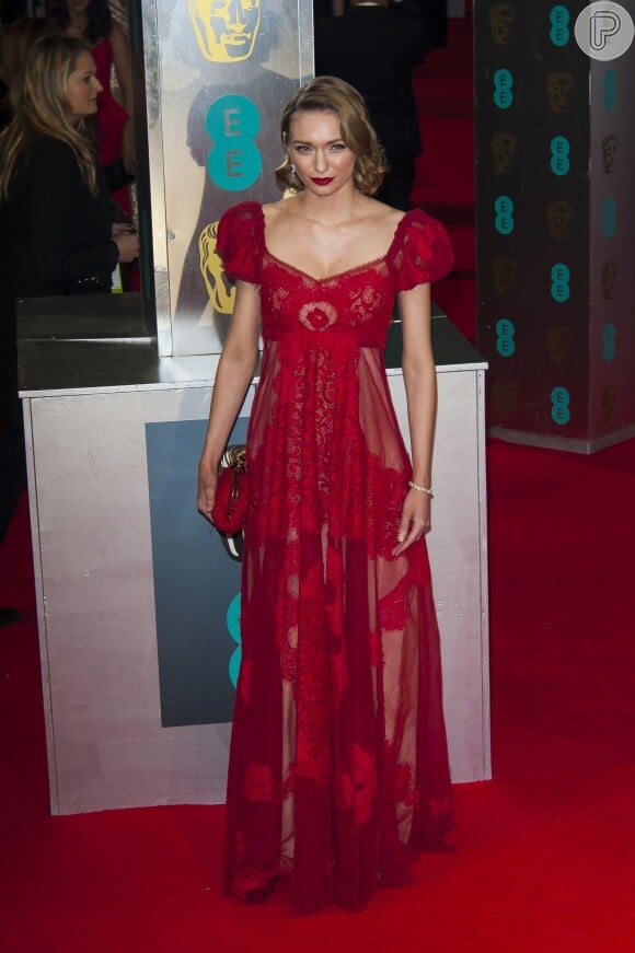 Eleanor Tomlinson veste Dolce & Gabbana no BAFTA 2014, em 16 de fevereiro de 2014