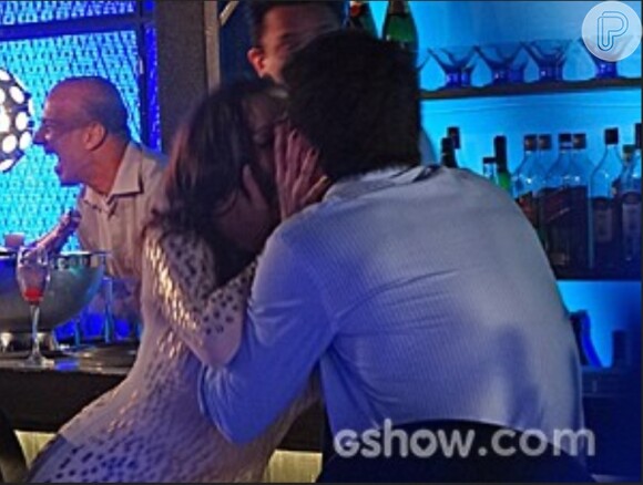 Inês (Maria Luiza Mendonça) e Álvaro (Rômulo Estrela) se beijam em cena de 'Além do Horizonte'
