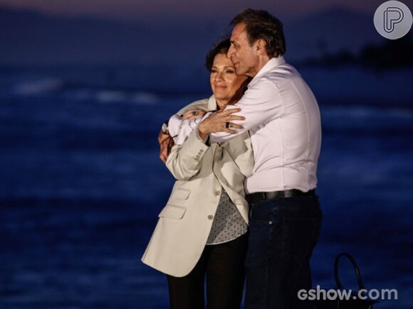 Chica (Natália do Vale) e Ricardo (Herson Capri) têm sua primeira noite de amor, na novela 'Em Família'