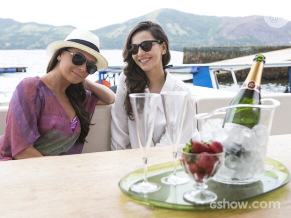 Clara (Giovanna Antonelli) e Marina (Tainá Müller) se divertem juntas em Angra dos Reis, na novela 'Em Família'