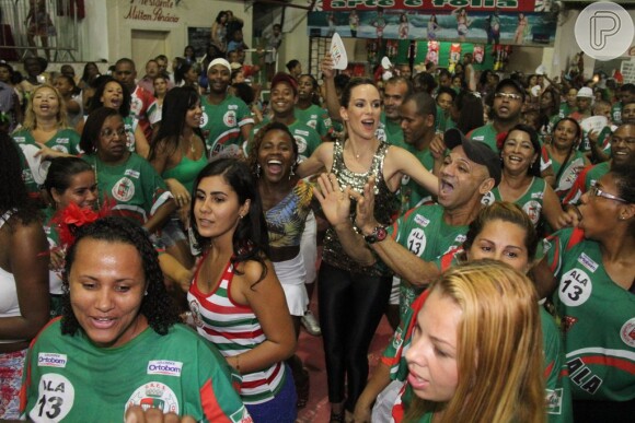 Ana Furtado samba na quadra da escola ao lado dos presentes