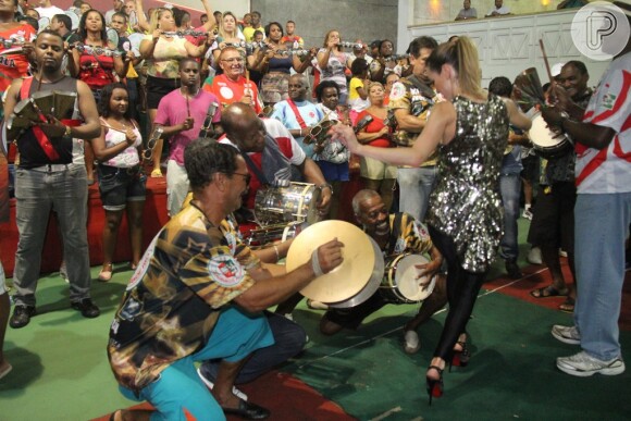 Ana Furtado mostra que tem samba no pé durante ensaio na quadra da escola de samba carioca Grande Rio em Duque de Caxias, na noite desta terça-feira, 18 de fevereiro de 2014