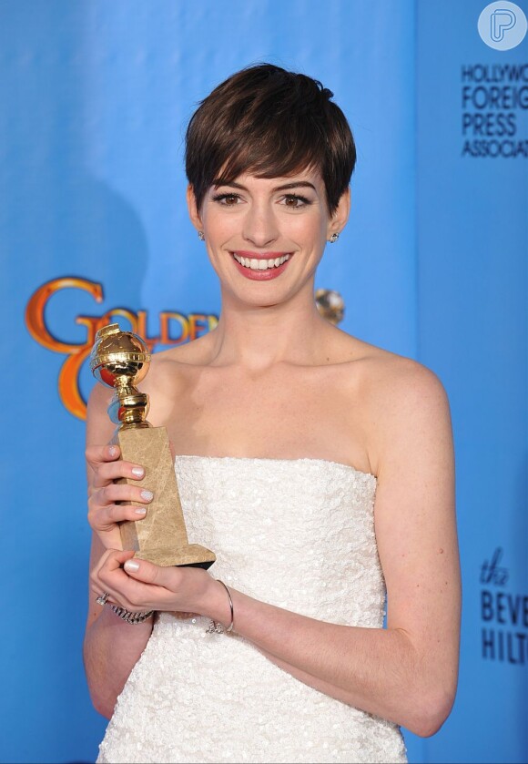 Anne Hathaway ganha o Globo de Ouro em 13 de janeiro de 2013