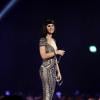 Katy Perry investiu em aplicações de brilho escolhendo o vestido da grife Julien McDonald para ir ao BRIT AWards 2014