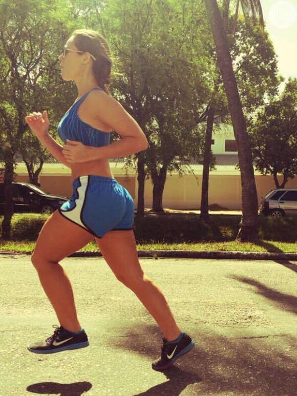 Paolla Oliveira mantém a forma com corrida durante férias da TV. A atriz exibe a barriga sarada em foto postada no seu Twitter no fim da tarde desta quarta-feira, 19 de fevereiro de 2014
