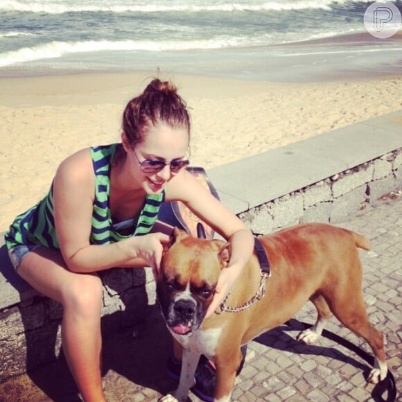 Paolla também gosta de fazer caminhada acompanhada de seus pets na orla da praia