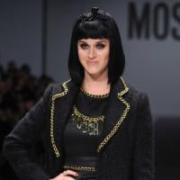 Katy Perry desfila na Semana de Moda de Milão e é vaiada após atraso de uma hora