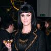 Katy Perry desfila pela grife Moschino durante a Semana de Moda de Milão, na Itália, em 20 de fevereiro de 2014