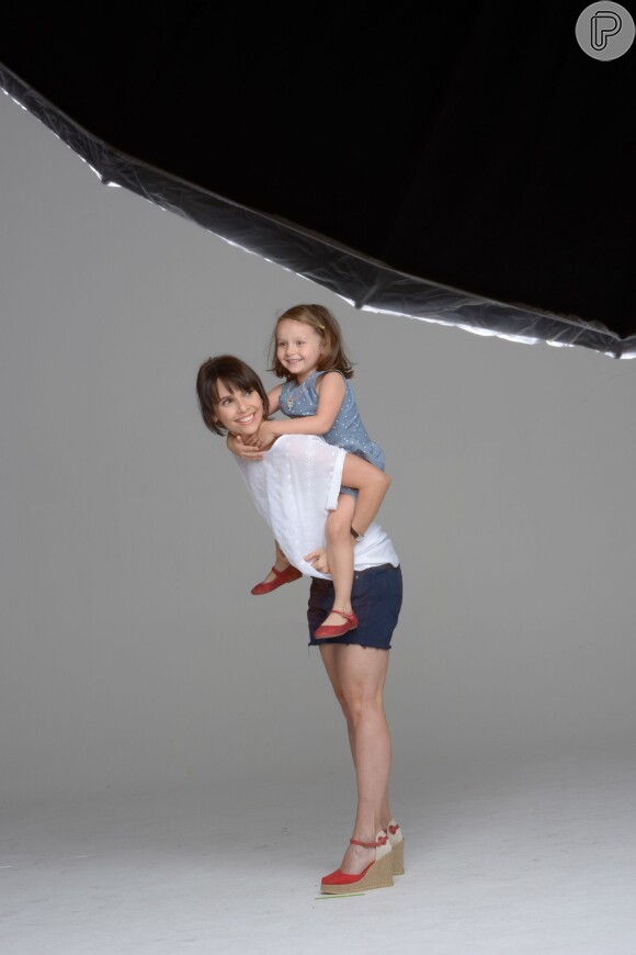Débora Falabella e sua filha, Nina, de 4 anos, fotografam para campanha de Natal da marca Hering