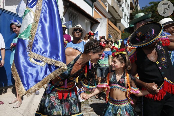 Porta-bandeira do bloco de rua 'Suvaco do Cristo', Cynthia Howlett desfila com a filha, Manuela, no Rio de Janeiro