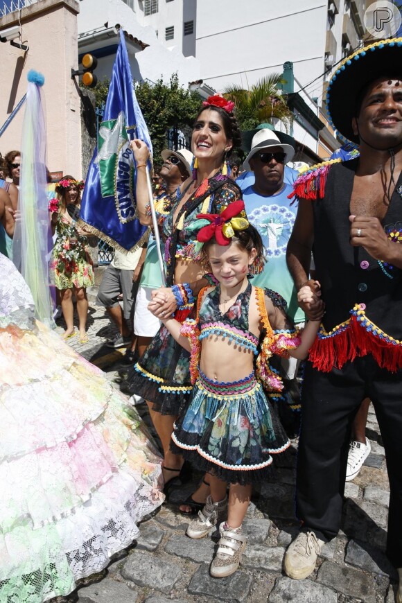 Cynthia Howlett e a filha, Manuela, desfilam em bloco de rua no Rio de Janeiro