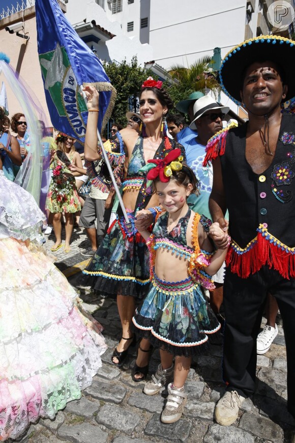 Cynthia Howlett e a filha, Manuela, em desfile de bloco de rua no Rio de Janeiro
