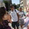 Amiga de Eduardo e Cynthia acompanha casal no desfile e tira fotos do ator durante pré-carnaval de rua no Rio